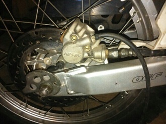 Эндуро тормоз. Тормозная система на питбайк 125. Прокачать тормоза на мотолэнде 250. Прокачка заднего тормоза на мотоцикле. Прокачка заднего тормоза на питбайке.